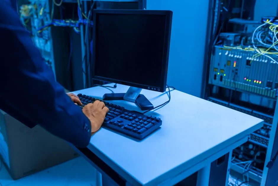 IT-Techniker prüft Kabel an einem Serverschrank in einem Rechenzentrum